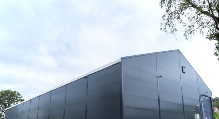 Stal konstrukcyjna S235 i S355 – czym różnią się gatunki stali stosowane w budowie hal stalowych?