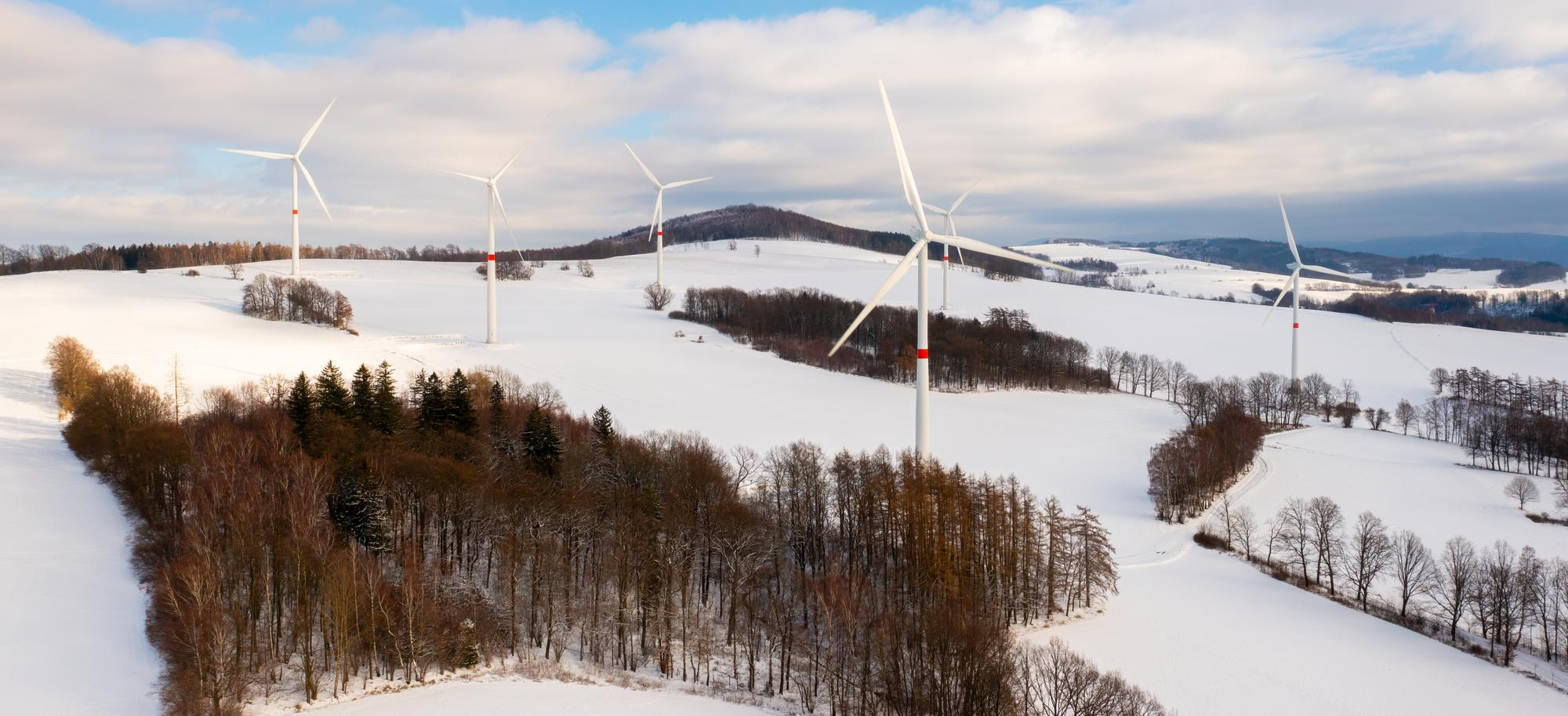 Strefy śniegowe i wiatrowe w Polsce – jak wpływają na projekt hali?