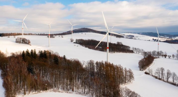 Strefy śniegowe i wiatrowe w Polsce – jak wpływają na projekt hali?
